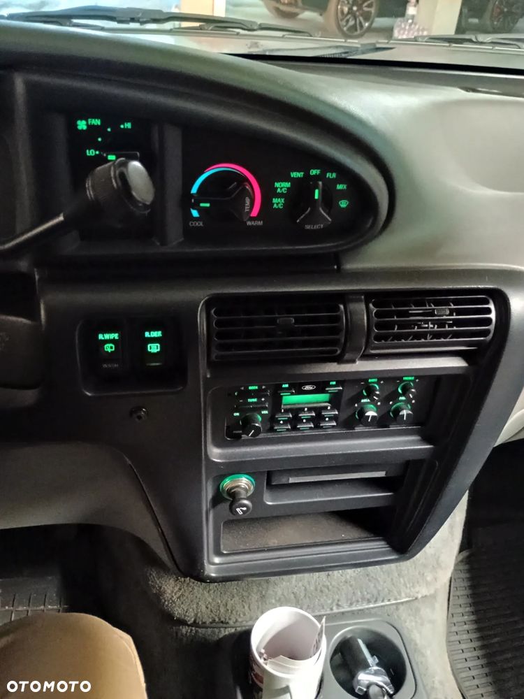 Ford Aerostar - 12