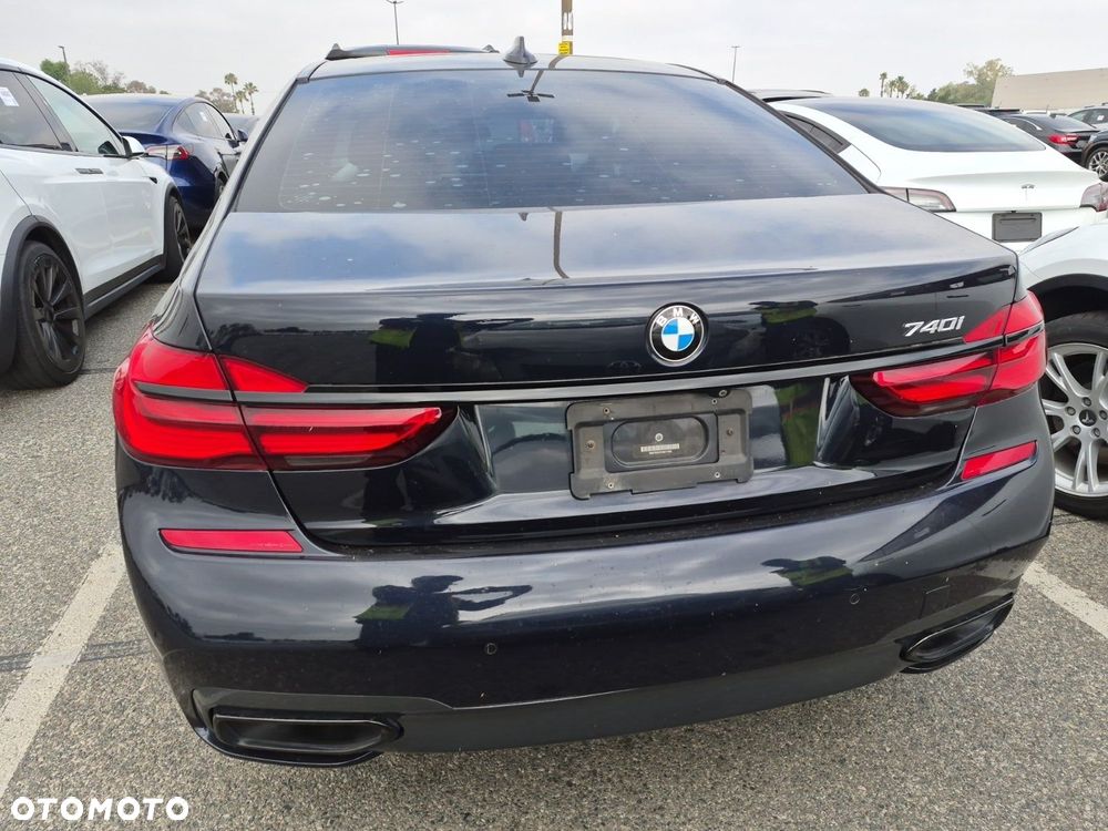 BMW Seria 7 740i - 5