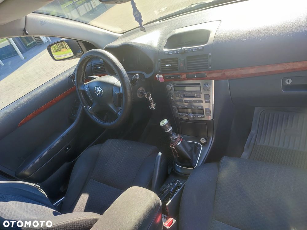 Toyota Avensis 2.2 D-4D Sol - 2