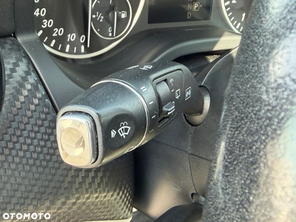 Mercedes-Benz GLA 180 7G-DCT - 25