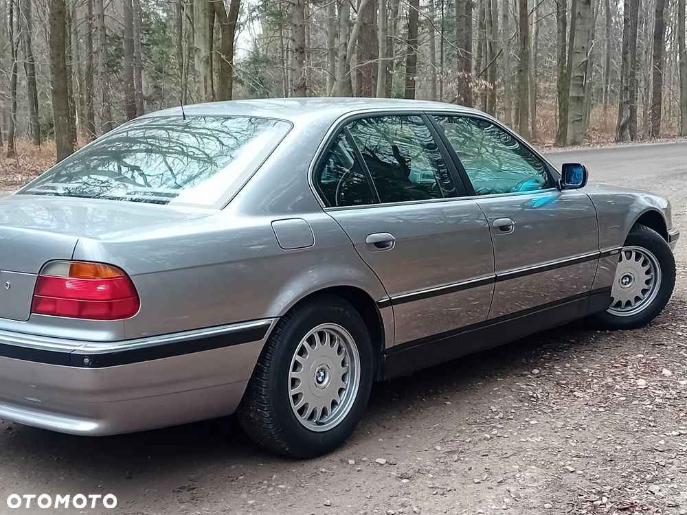BMW Seria 7 740i V8 - 7