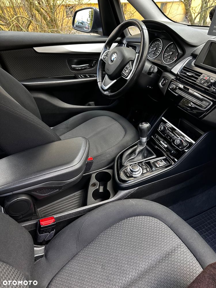 BMW Seria 2 218d - 8