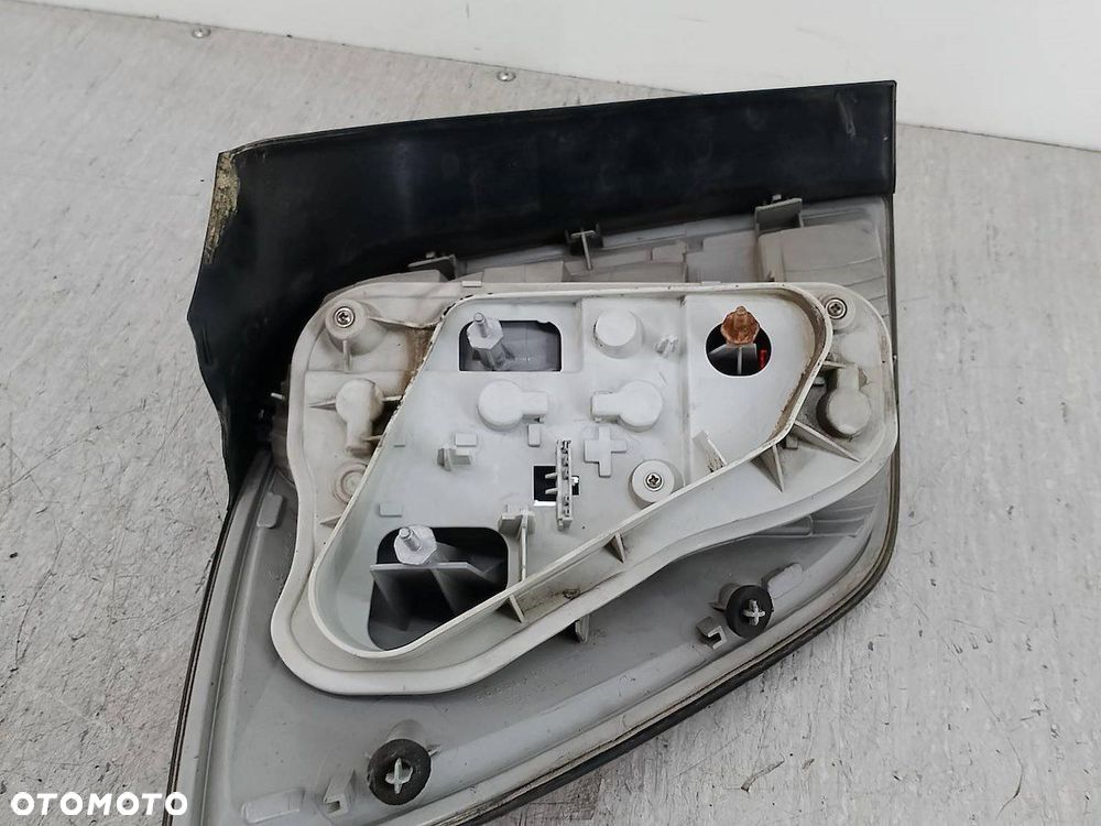 LAMPA TYLNA PRAWA OPEL ASTRA H 417002  24451840 KOMBI - 5