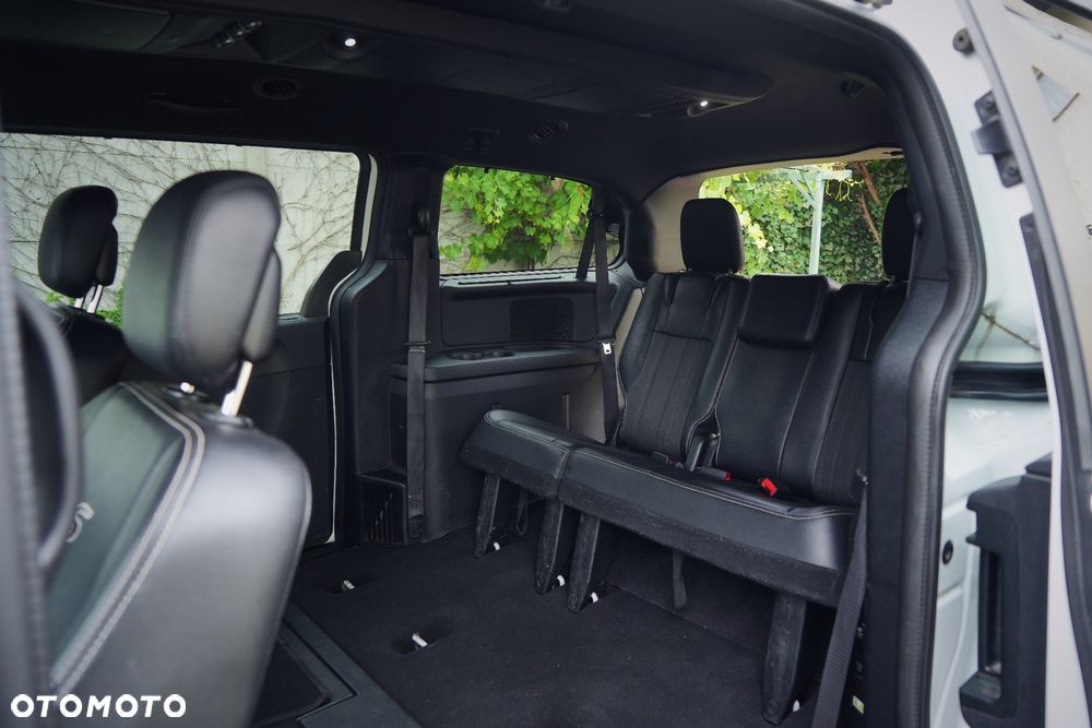 Chrysler Town & Country - 8