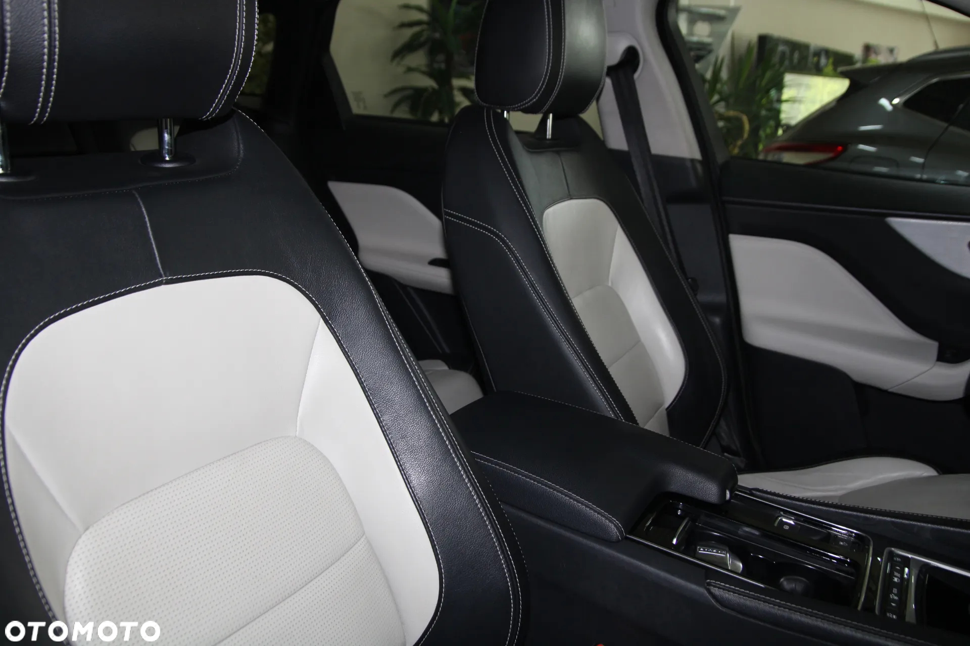 Jaguar F-Pace 3.0 V6 AWD R-Sport - 24