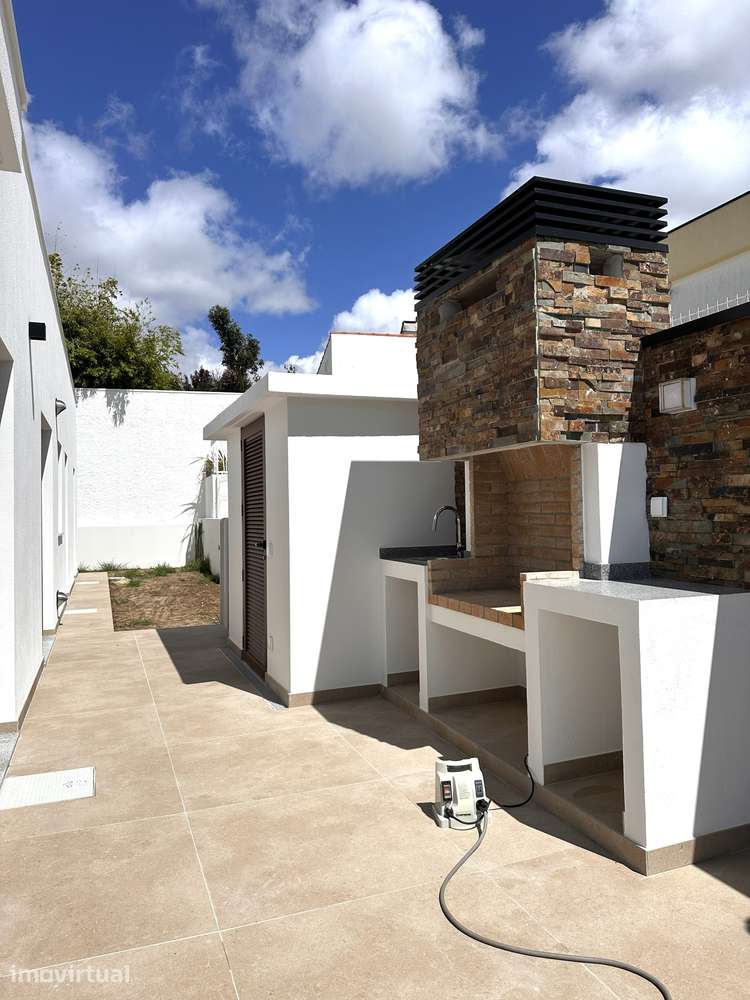 Moradia Nova T4 Isolada com Piscina e Jardim - Grande imagem: 4/17