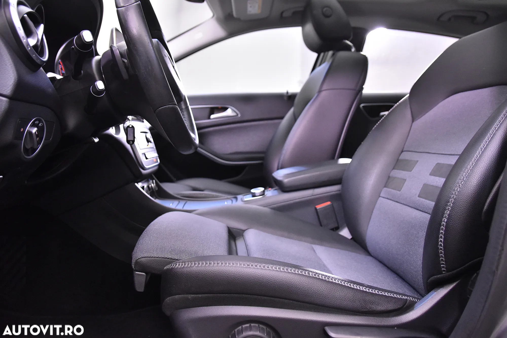 Mercedes-Benz GLA 200 7G-DCT - 24