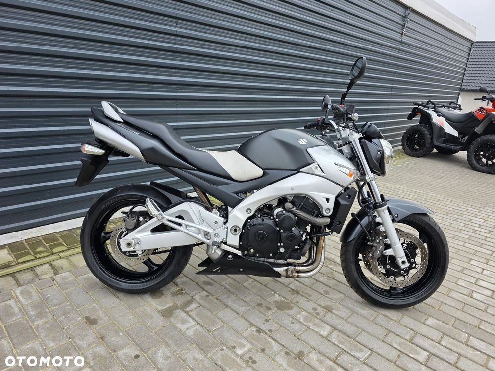 Suzuki GSR - 2