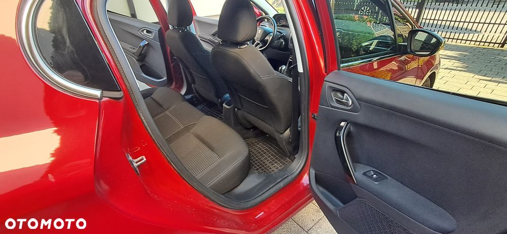 Peugeot 208 1.6 BlueHDi Allure S&S - 23