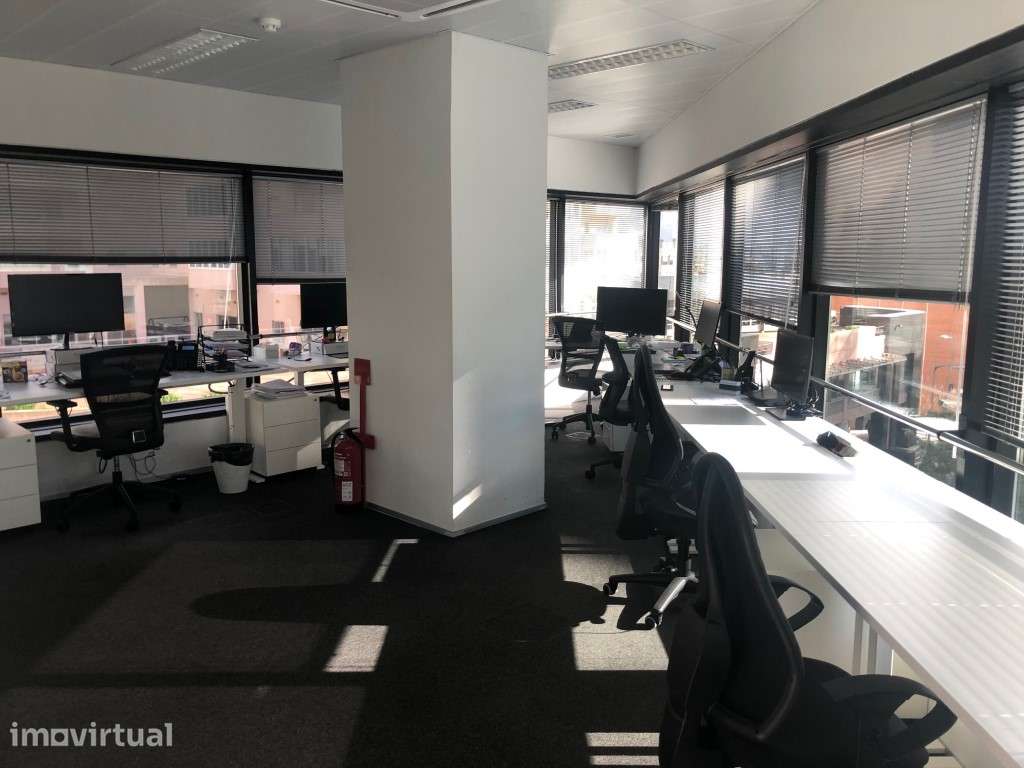Escritório com 7 postos de trabalho e serviços incluídos no Edifíci... - Grande imagem: 2/12
