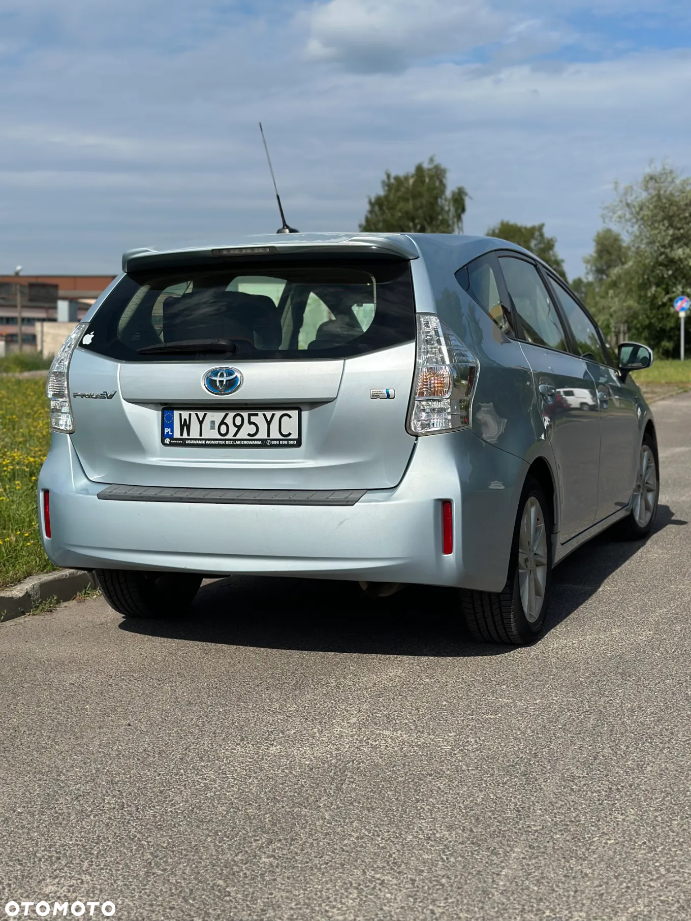 Toyota Prius+ (Hybrid) - 4