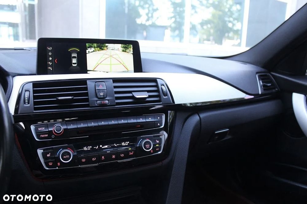 BMW Seria 3 330i xDrive Sport Line - 11