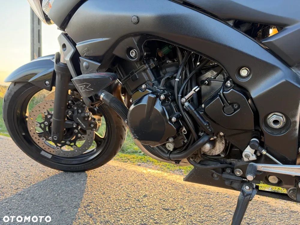 Suzuki GSR - 12