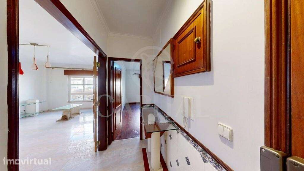 T2 com 95 m2, áreas amplas, muita luz natural e acessos rápidos a Lisb - Grande imagem: 2/31