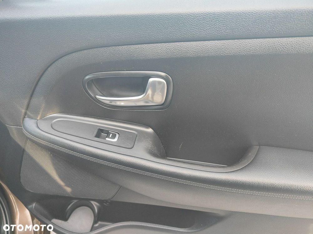 Kia Carens - 22
