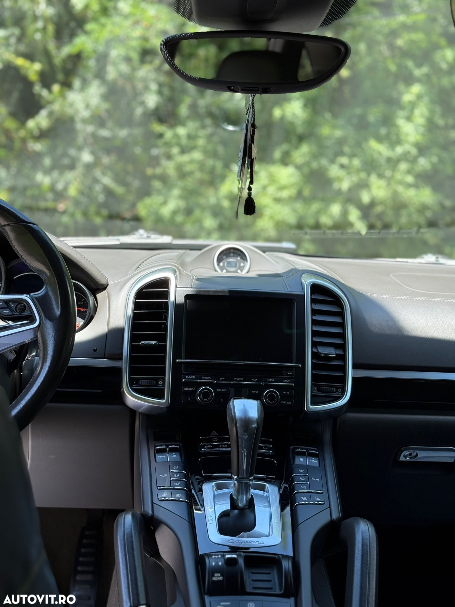 Porsche Cayenne 3.0 L - 12