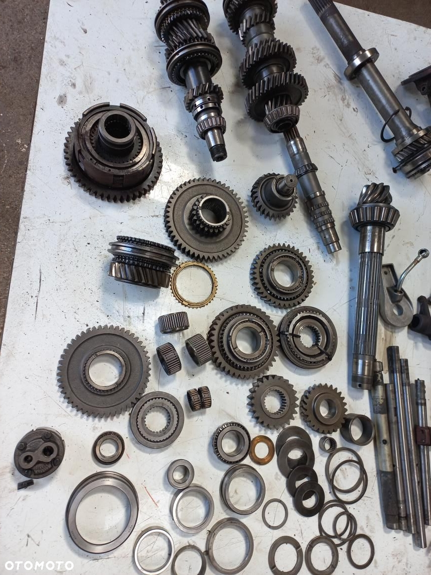 Części skrzyni biegów DEUTZ FAHR DX 6.05,85,90,4,50,4.31,synchronizator 1-2 bieg,przesówka,koło zębate,ślizg,pierścień ,hamulec,wałek ataku,łożysko,obudowa skrzyni,tuleja. - 3