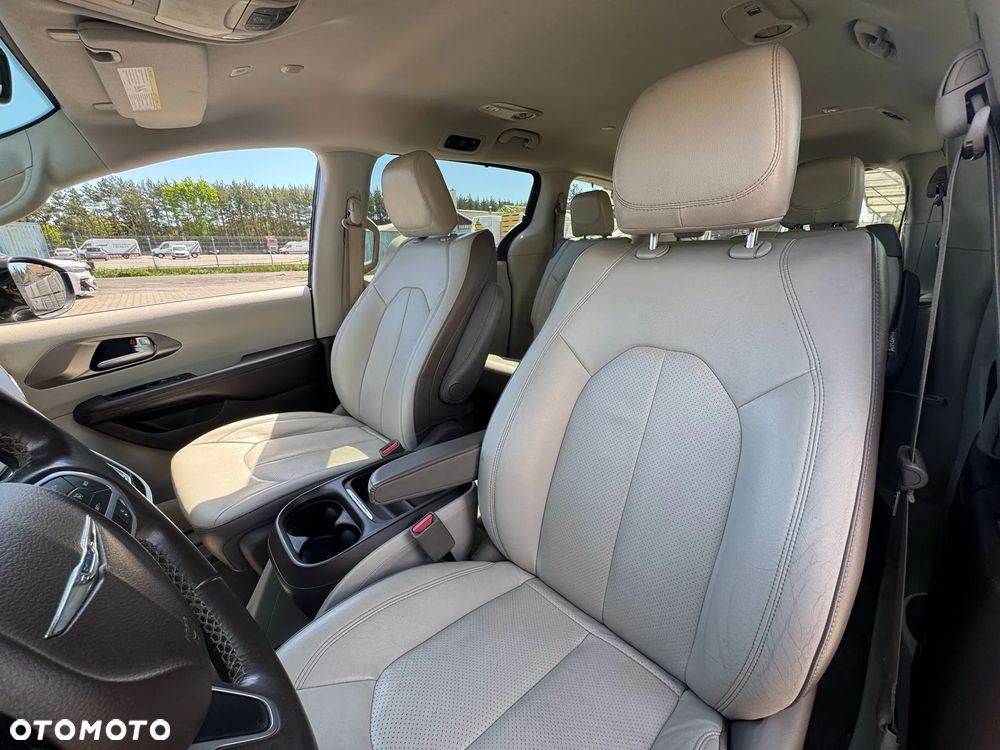 Chrysler Pacifica - 16