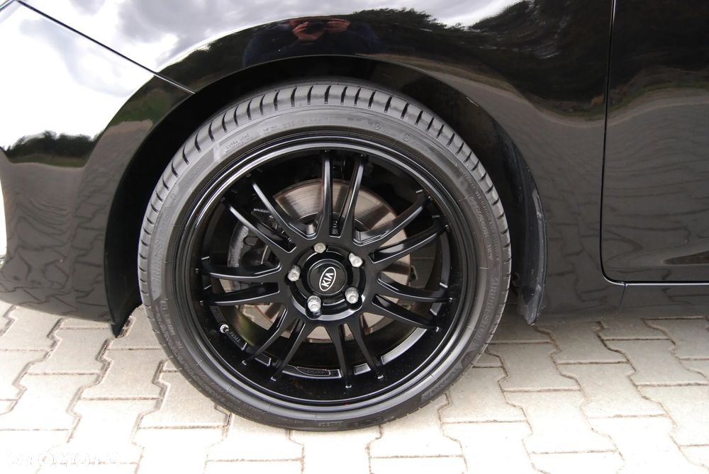 Kia Carens 1.7 CRDi 141 Dream Team Edition - 17