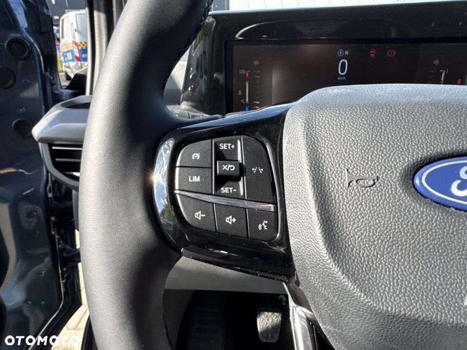 Ford Tourneo Custom - 32