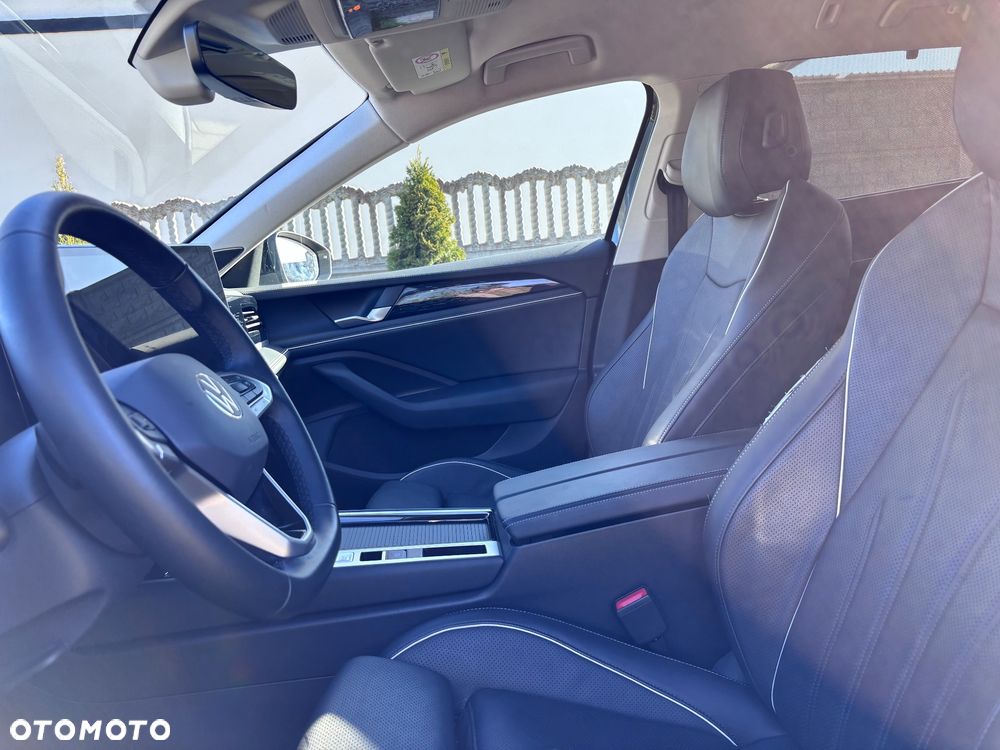 Volkswagen Passat Variant 2.0 TDI SCR 4Motion DSG Elegance - 25