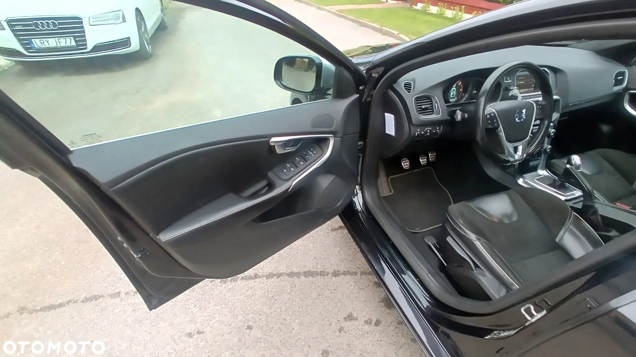 Volvo V40 D2 R-Design - 13