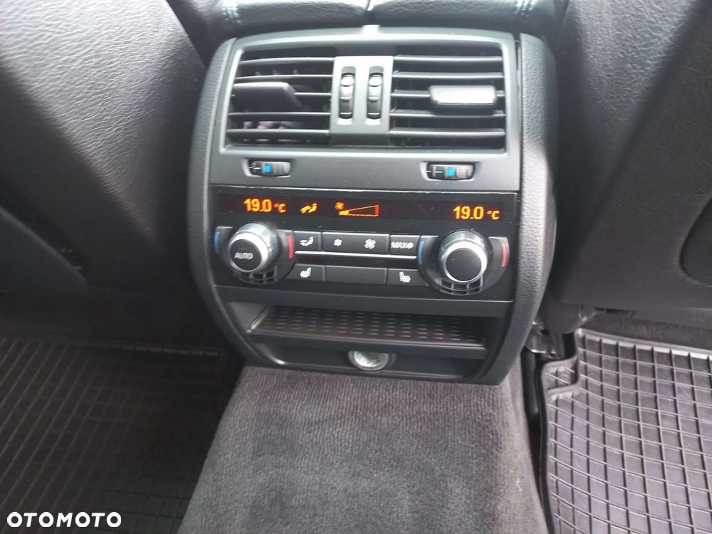 BMW Seria 5 550i - 12