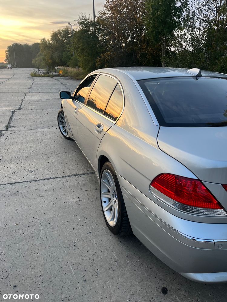 BMW Seria 7 745i L - 39