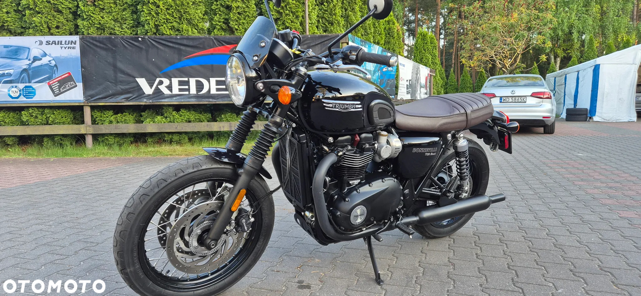 Triumph Bonneville - 25