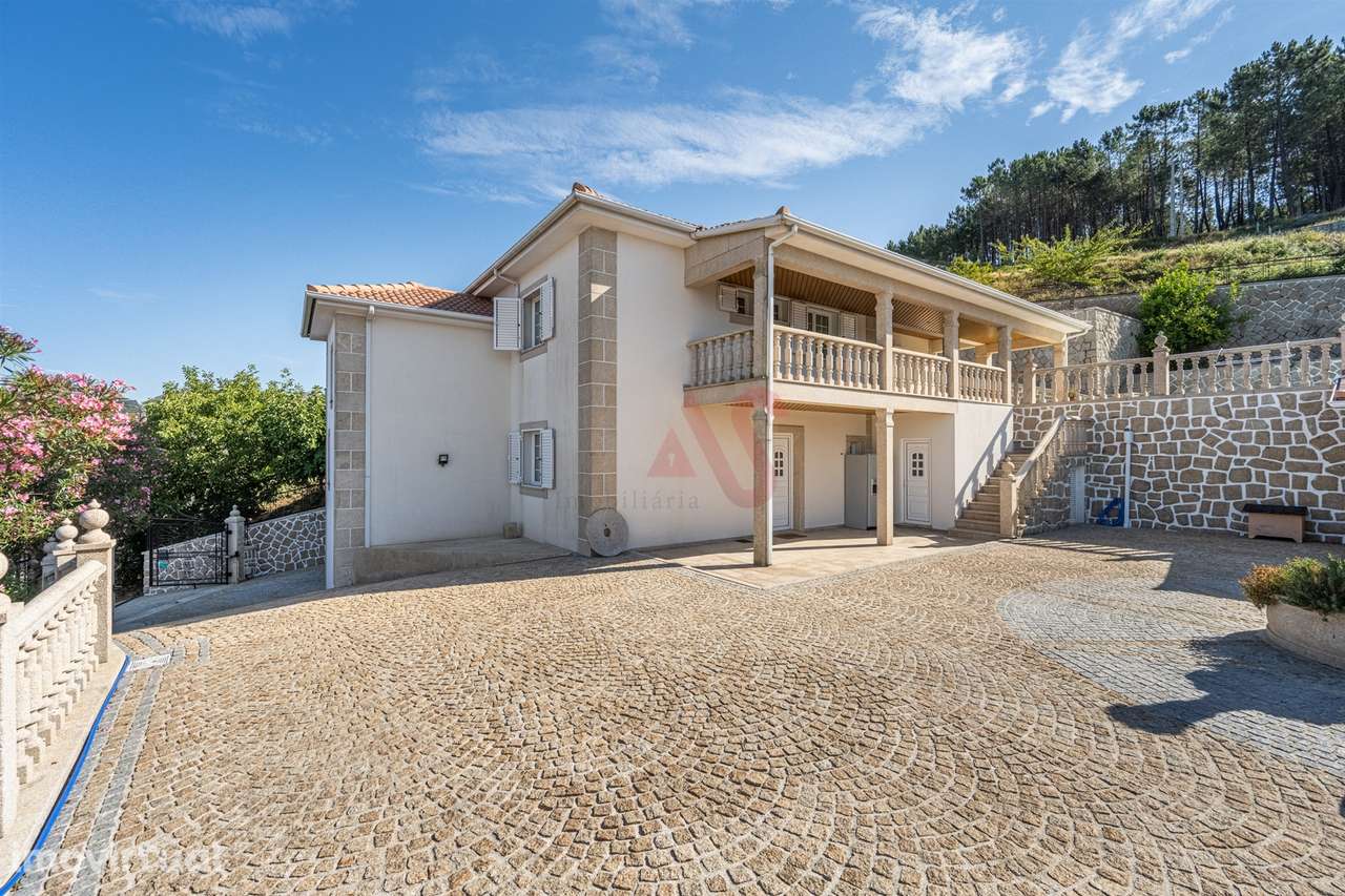 Moradia Exclusiva com 6 Suítes, Jardim e Piscina em Vilar de Ferreiros - Grande imagem: 3/47