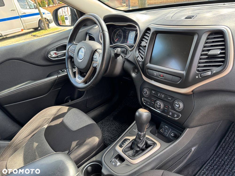Jeep Cherokee - 30