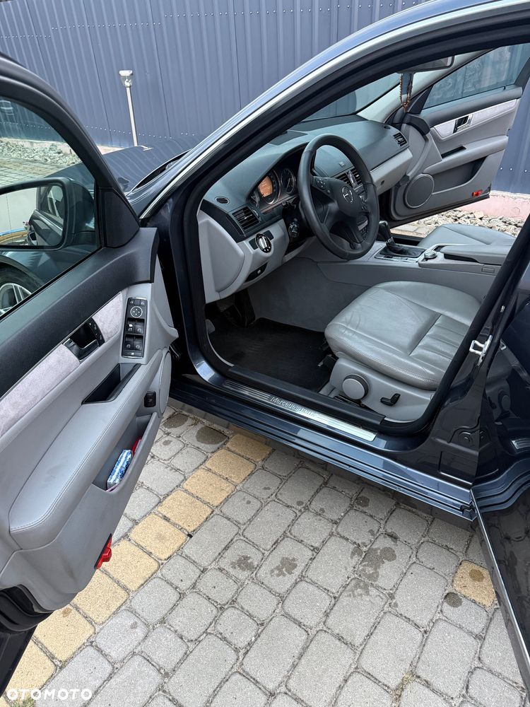 Mercedes-Benz Klasa C 320 CDI DPF 7G-TRONIC Avantgarde - 11