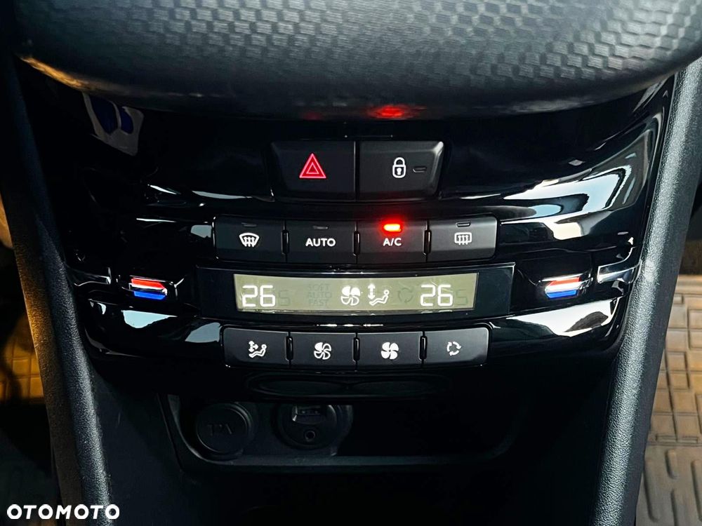 Peugeot 2008 BlueHDi 120 EAT6 Black Edition - 34