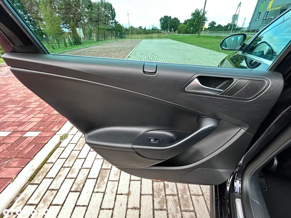 Volkswagen Passat Variant 2.0 TDI DPF R-Line Edition Plus - 19