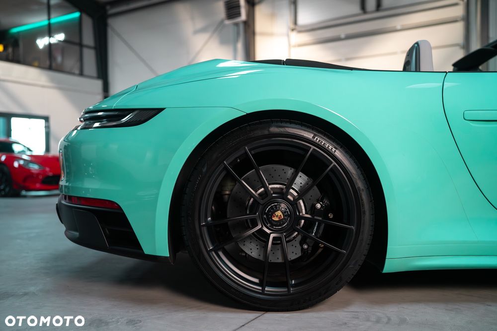 Porsche 911 Carrera 4 GTS - 8