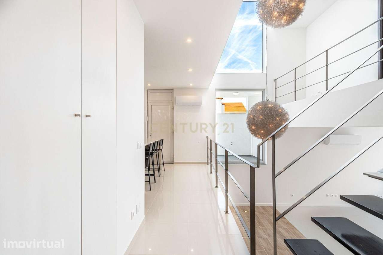 Moradia T3 com 3 Suites e Arquitetura Distinta em Samouco, Alcochete - Grande imagem: 2/50