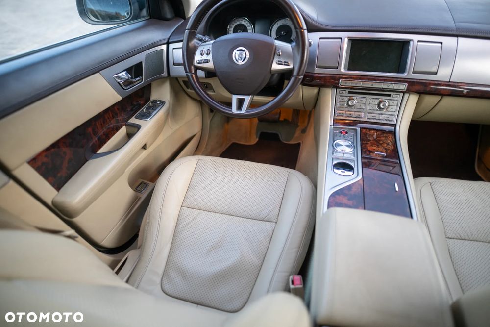 Jaguar XF 2.7 V6 D Premium Luxury - 17