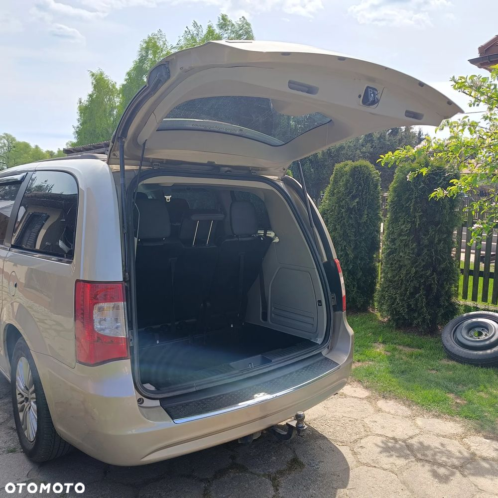 Chrysler Town & Country - 15
