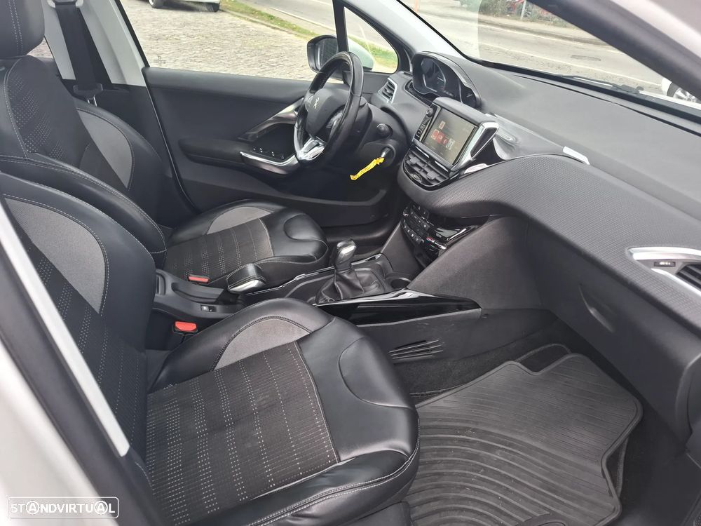 Peugeot 2008 1.2 PureTech Allure - 11