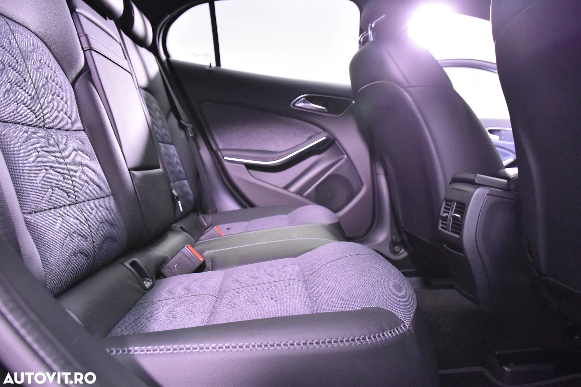 Mercedes-Benz GLA 200 d 7G-DCT - 11