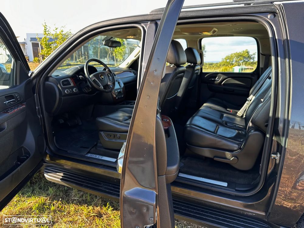 Chevrolet Suburban - 4