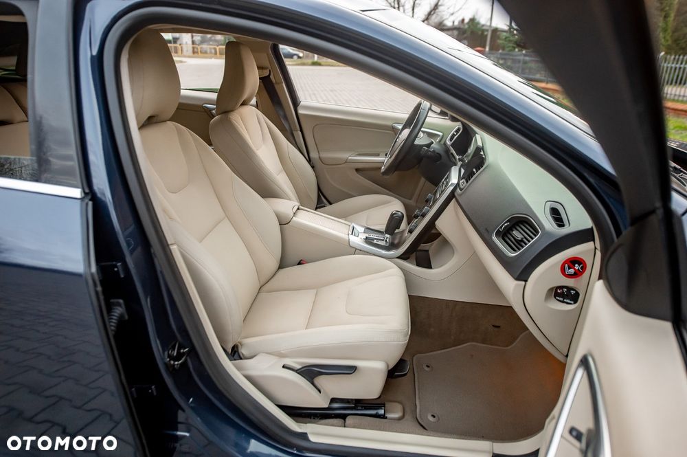 Volvo V60 T6 AWD Geartronic Momentum - 36