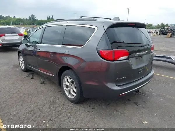 Chrysler Pacifica - 3