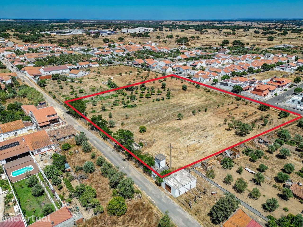 Terreno com 10000m²,  viabilidade para 30 fogos, a 30km da Costa Vicen - Grande imagem: 2/21