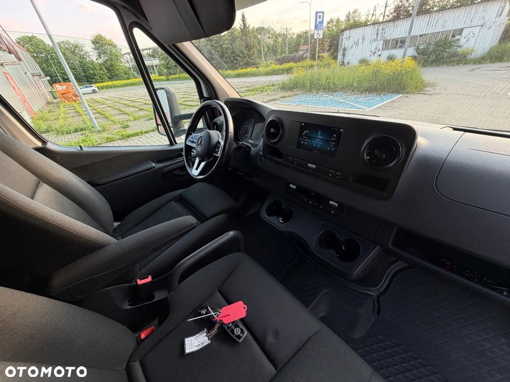 Mercedes-Benz SPRINTER 907 - 24