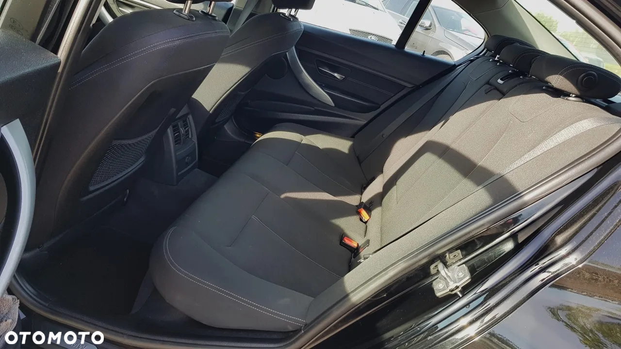 BMW Seria 3 320d Sport Line - 10