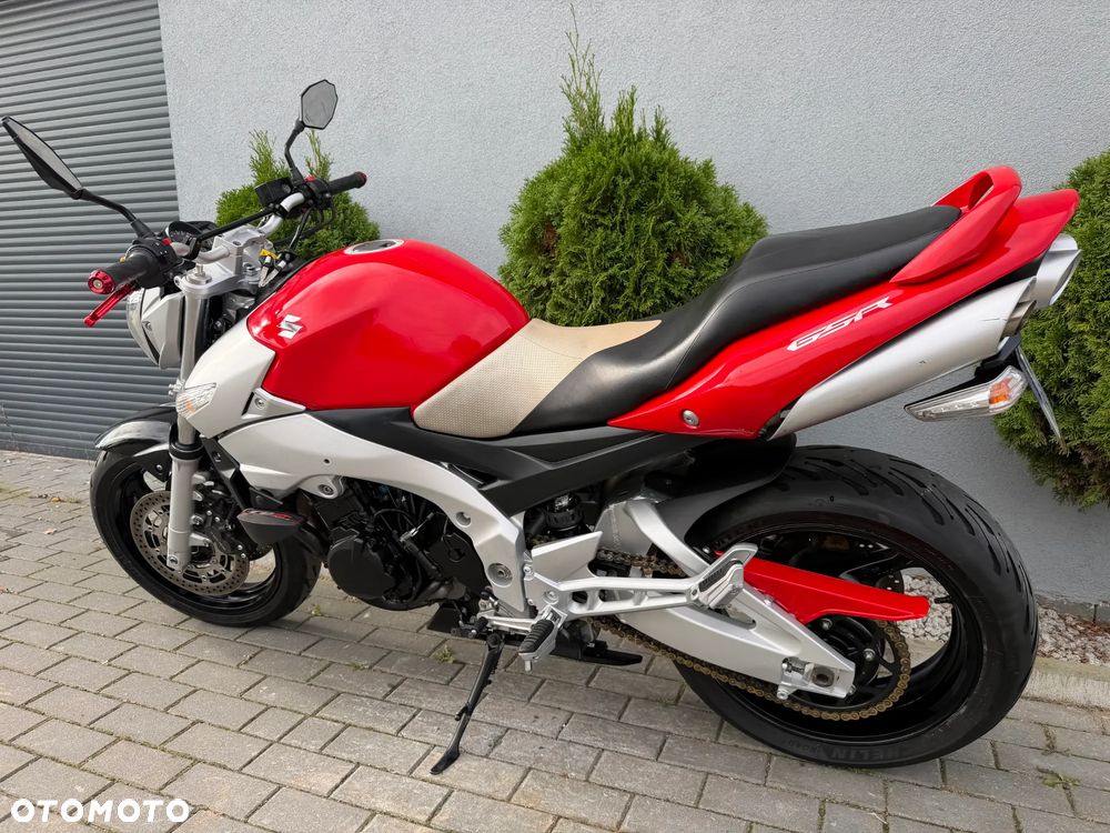 Suzuki GSR - 8
