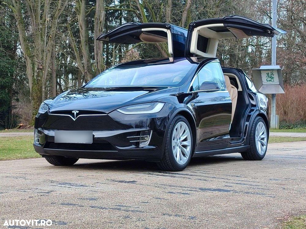 Tesla Model X - 11