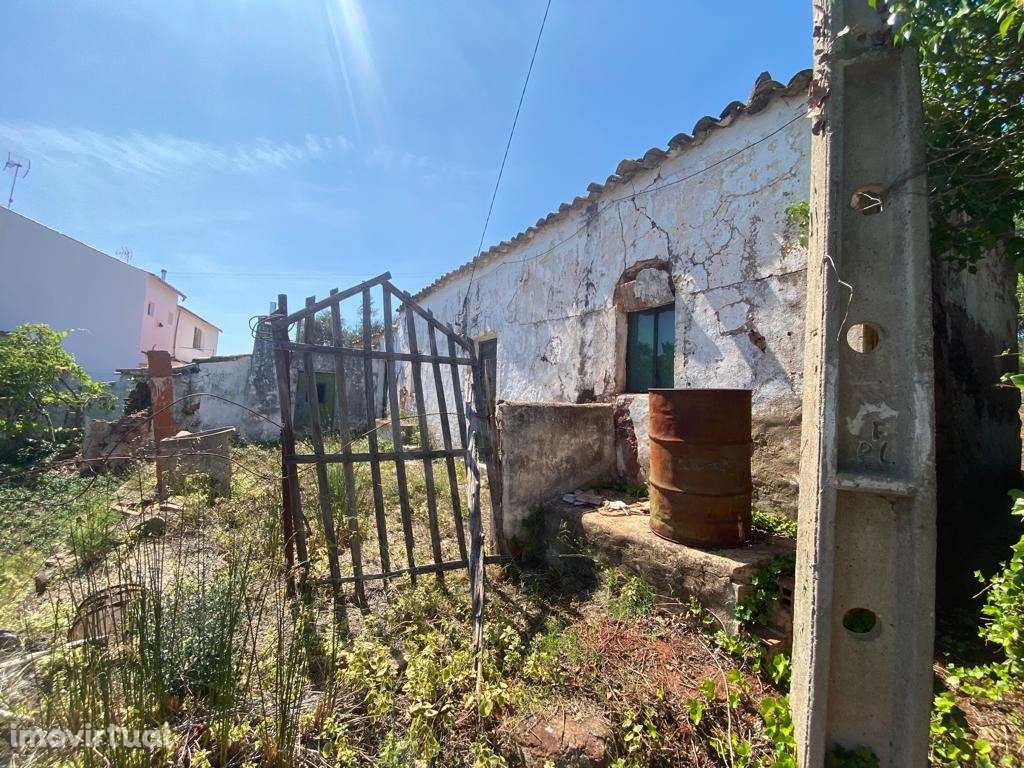 Moradia em ruína com bonita vista de campo, Salir, Algarve - Grande imagem: 2/23