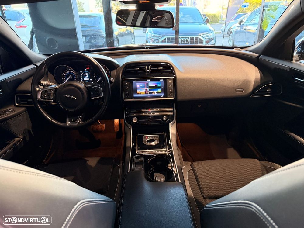 Jaguar XE 2.0 D R-Dynamic S - 31